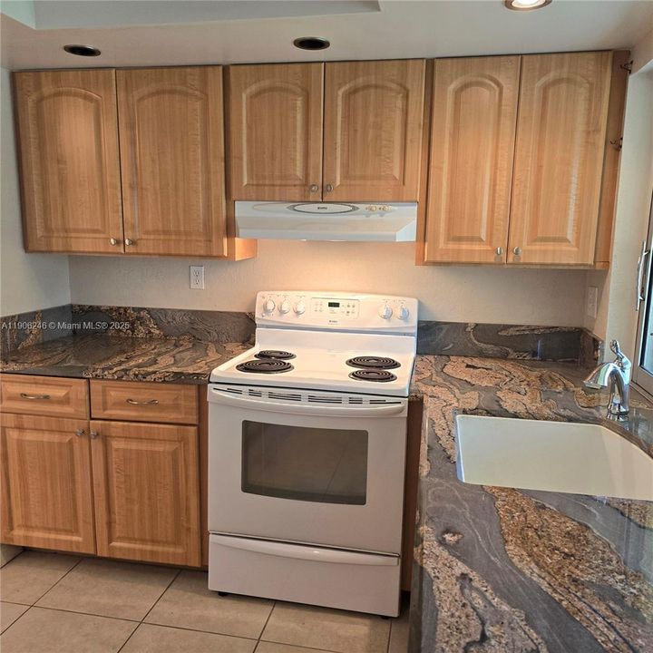 Под контрактом: $80,000 (2 спален, 2 ванн, 950 Квадратных фут)