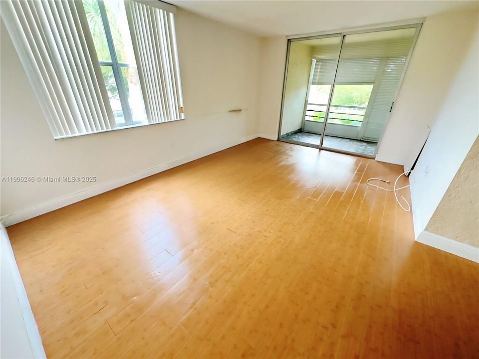 Под контрактом: $80,000 (2 спален, 2 ванн, 950 Квадратных фут)