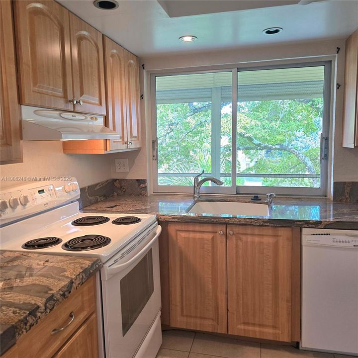 Под контрактом: $80,000 (2 спален, 2 ванн, 950 Квадратных фут)