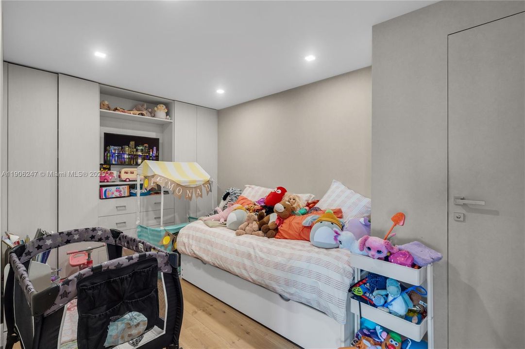 For Rent: $15,000 (3 beds, 4 baths, 2424 Square Feet)