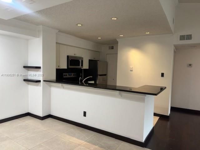 合同活跃: $2,150 (2 贝兹, 2 浴室, 1060 平方英尺)