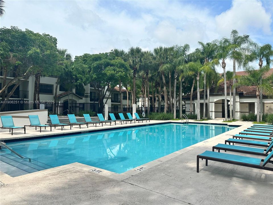 合同活跃: $2,150 (2 贝兹, 2 浴室, 1060 平方英尺)