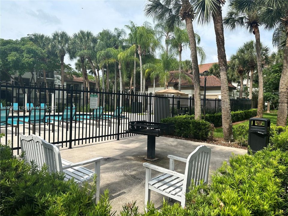 合同活跃: $2,150 (2 贝兹, 2 浴室, 1060 平方英尺)