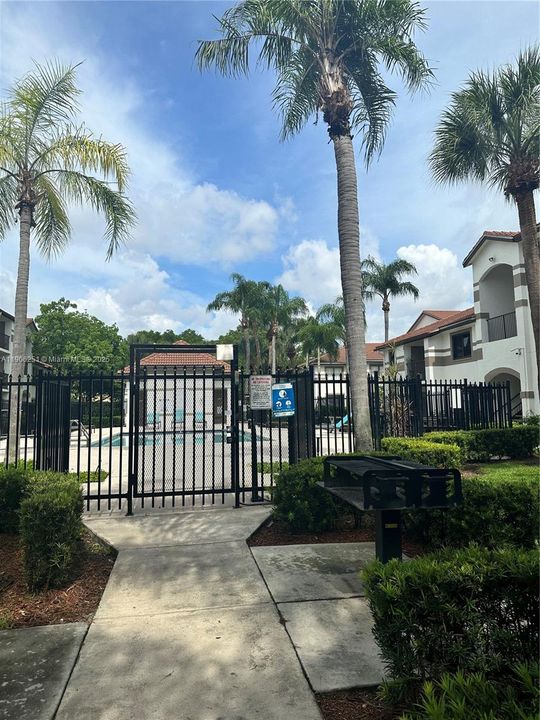 合同活跃: $2,150 (2 贝兹, 2 浴室, 1060 平方英尺)