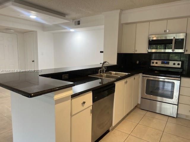 合同活跃: $2,150 (2 贝兹, 2 浴室, 1060 平方英尺)