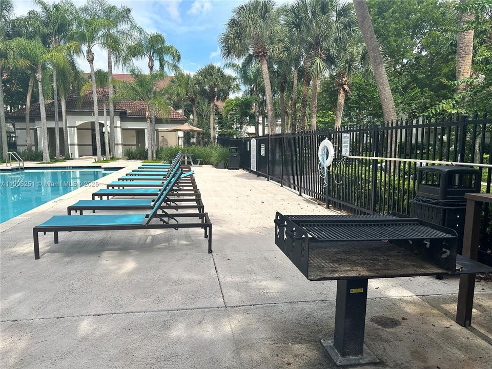 合同活跃: $2,150 (2 贝兹, 2 浴室, 1060 平方英尺)