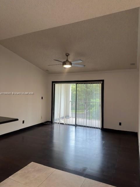 合同活跃: $2,150 (2 贝兹, 2 浴室, 1060 平方英尺)