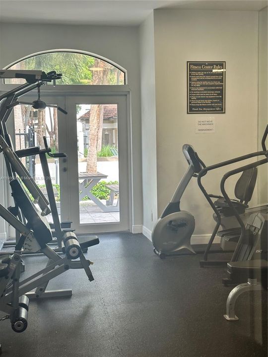 合同活跃: $2,150 (2 贝兹, 2 浴室, 1060 平方英尺)