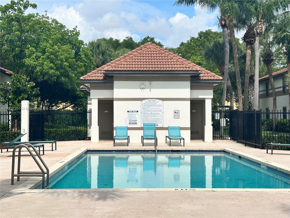 合同活跃: $2,150 (2 贝兹, 2 浴室, 1060 平方英尺)