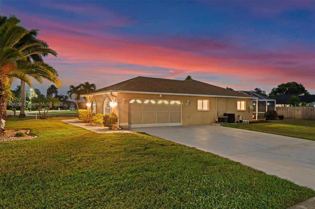 Side and garage in the evening