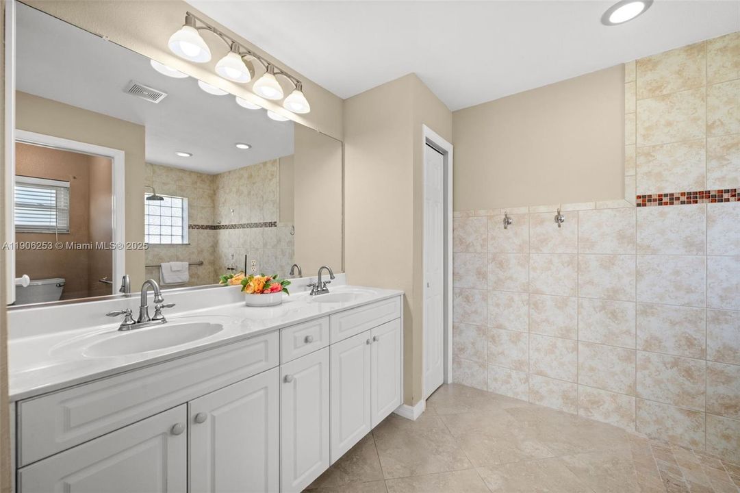 Dual sinks in the master bath