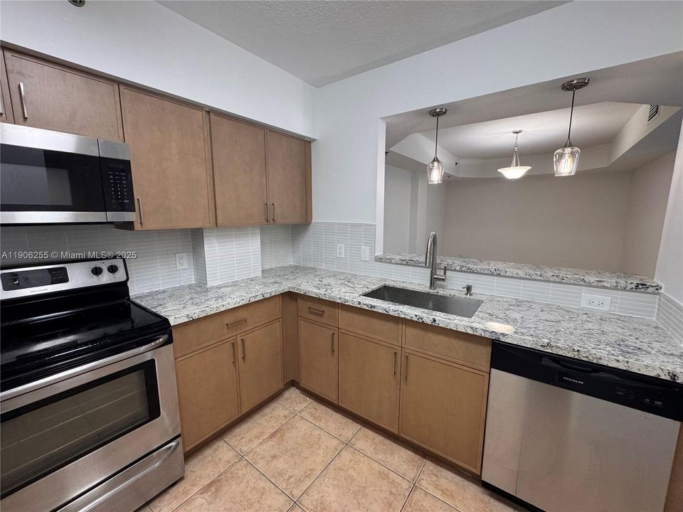 合同活跃: $2,695 (3 贝兹, 2 浴室, 1208 平方英尺)