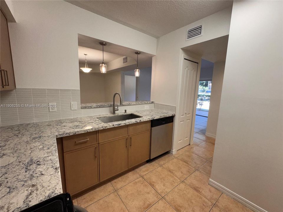 合同活跃: $2,695 (3 贝兹, 2 浴室, 1208 平方英尺)