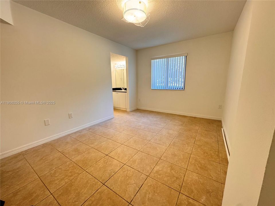 合同活跃: $2,695 (3 贝兹, 2 浴室, 1208 平方英尺)