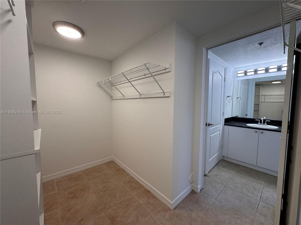 合同活跃: $2,695 (3 贝兹, 2 浴室, 1208 平方英尺)