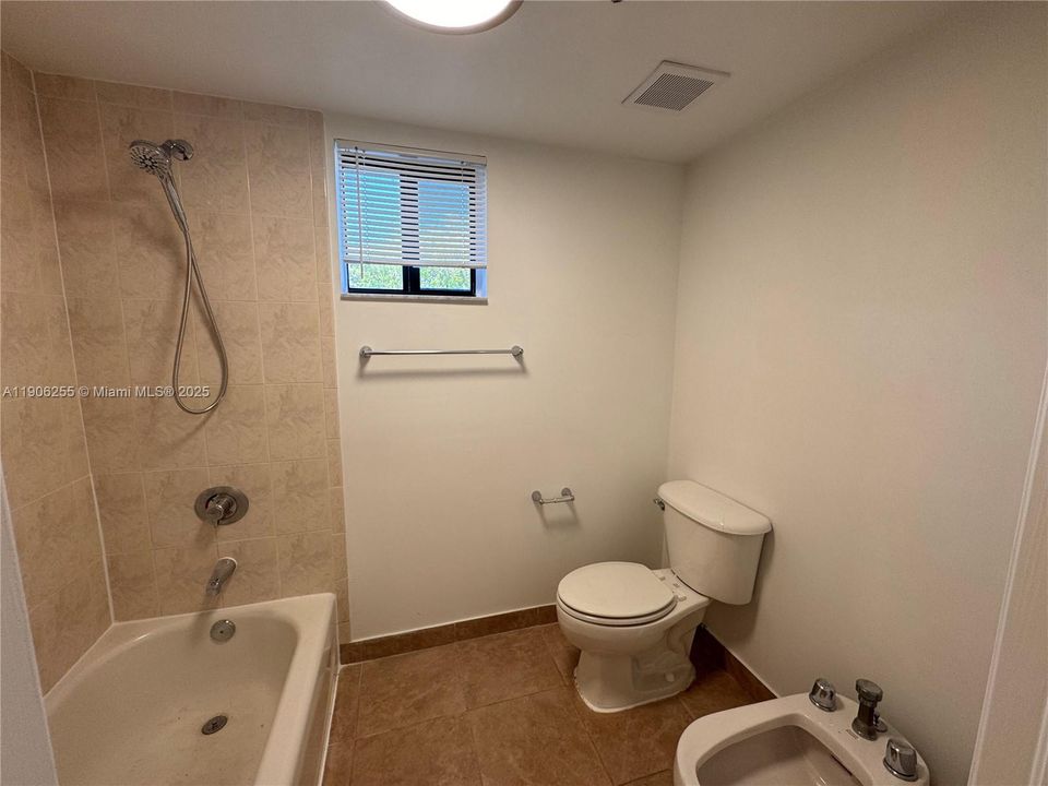 合同活跃: $2,695 (3 贝兹, 2 浴室, 1208 平方英尺)