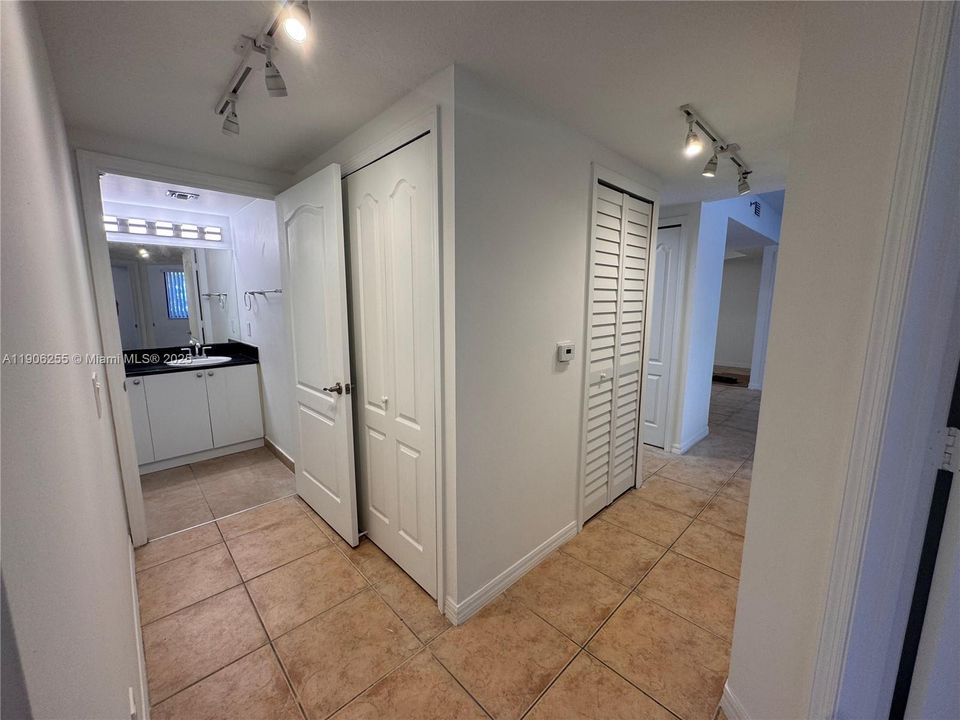 合同活跃: $2,695 (3 贝兹, 2 浴室, 1208 平方英尺)