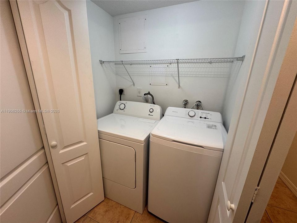 合同活跃: $2,695 (3 贝兹, 2 浴室, 1208 平方英尺)