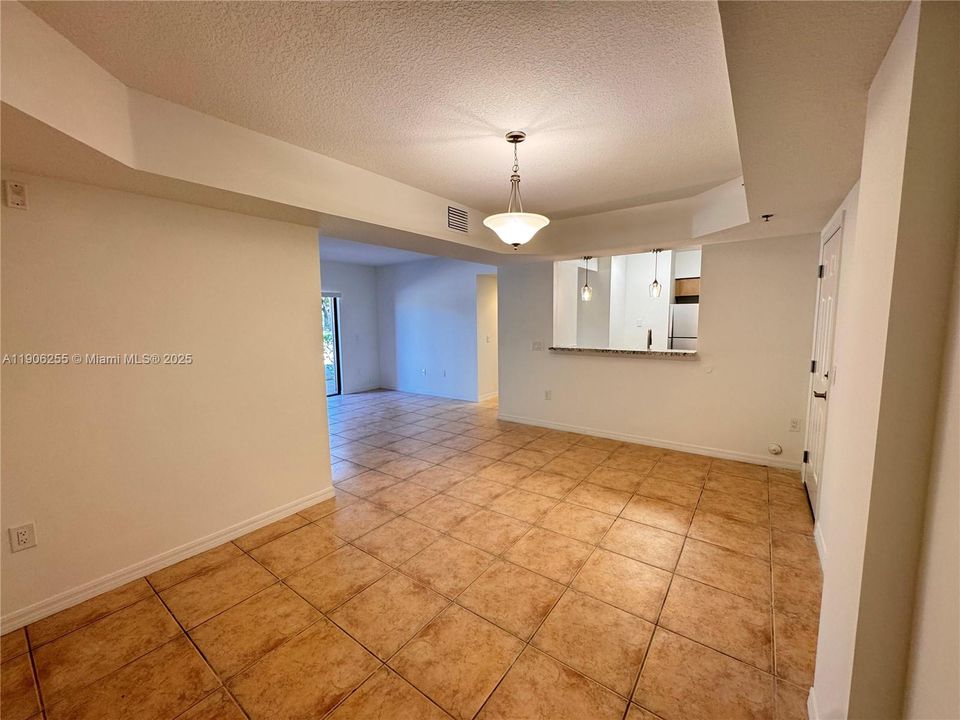 合同活跃: $2,695 (3 贝兹, 2 浴室, 1208 平方英尺)