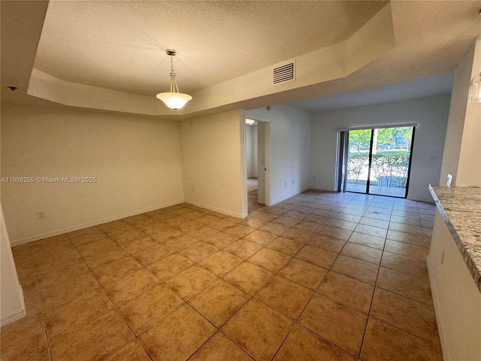 合同活跃: $2,695 (3 贝兹, 2 浴室, 1208 平方英尺)