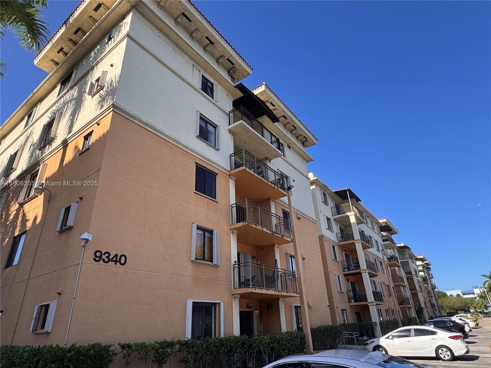 合同活跃: $2,695 (3 贝兹, 2 浴室, 1208 平方英尺)