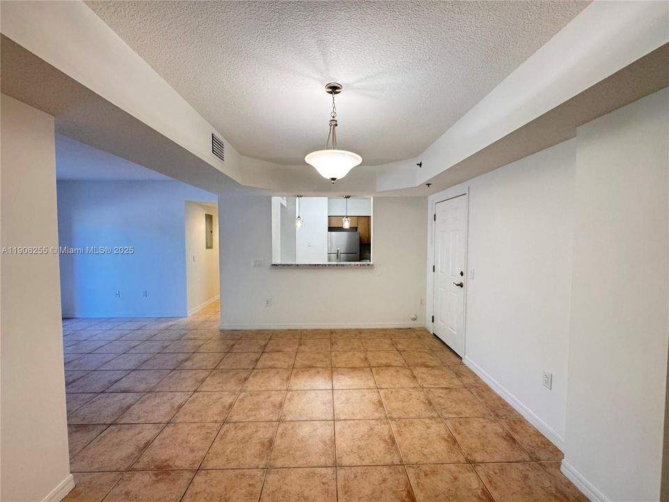 合同活跃: $2,695 (3 贝兹, 2 浴室, 1208 平方英尺)