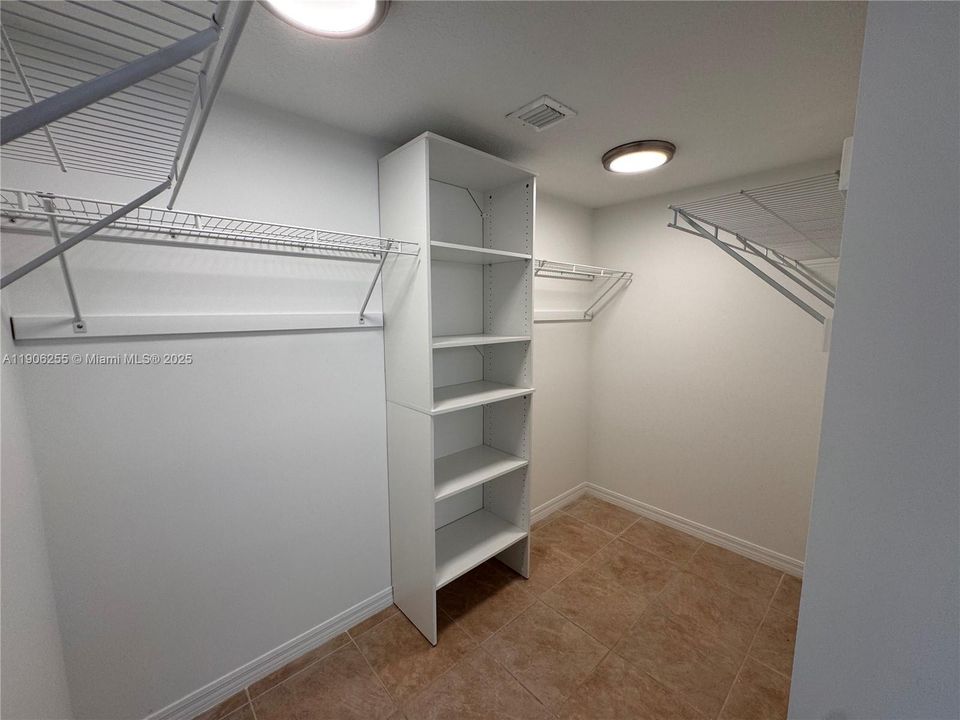 合同活跃: $2,695 (3 贝兹, 2 浴室, 1208 平方英尺)