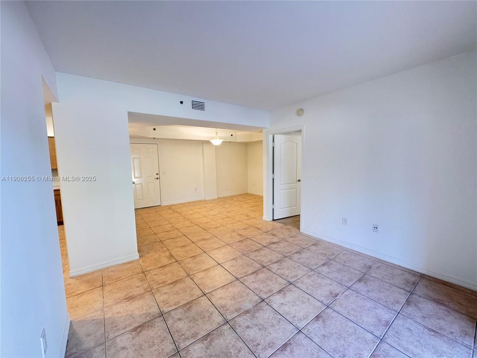 合同活跃: $2,695 (3 贝兹, 2 浴室, 1208 平方英尺)