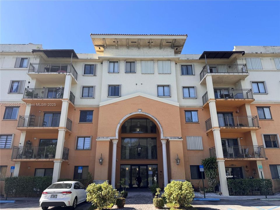 合同活跃: $2,695 (3 贝兹, 2 浴室, 1208 平方英尺)