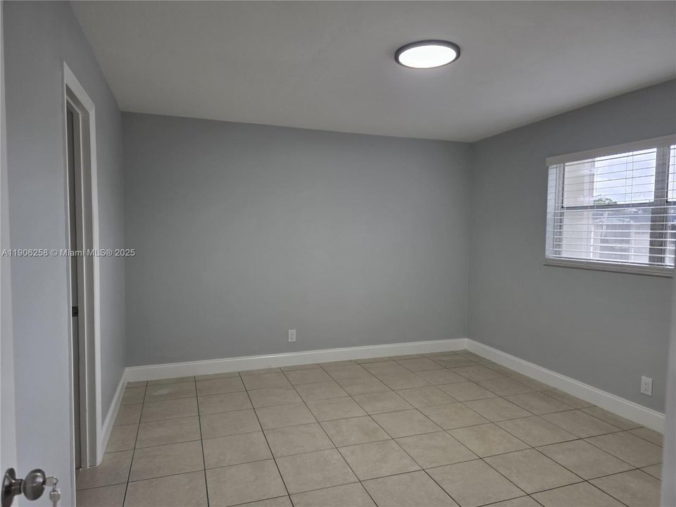 Active With Contract: $1,575 (1 beds, 1 baths, 750 Square Feet)