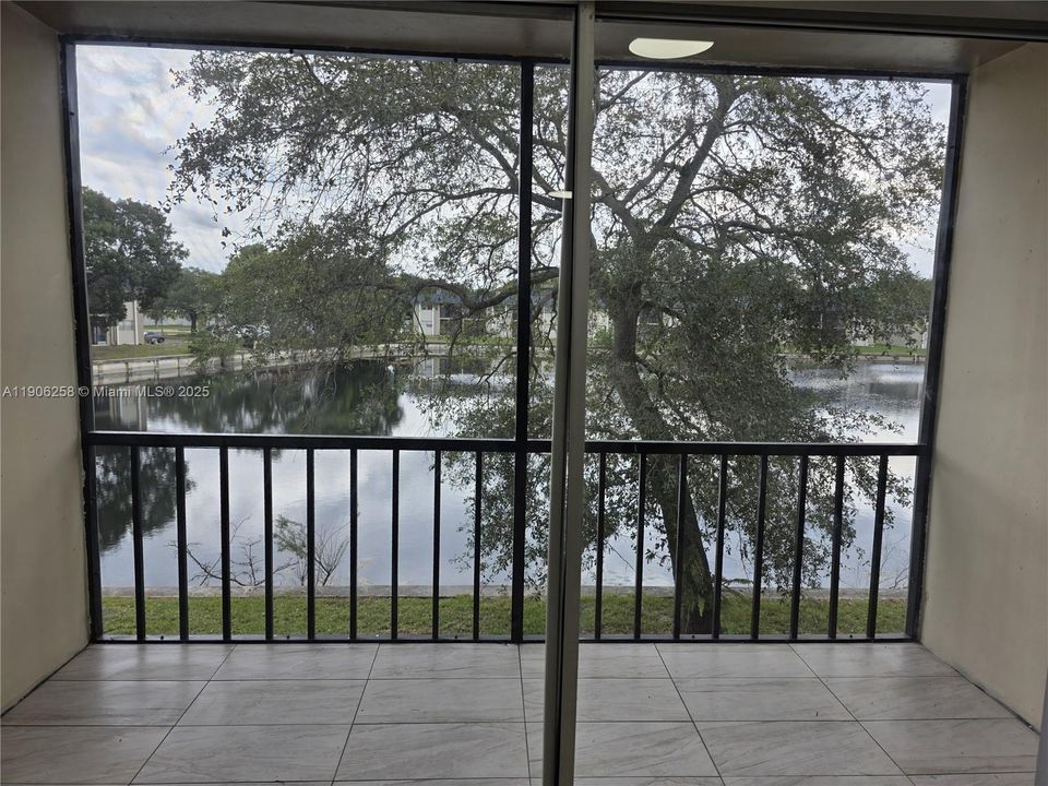 Active With Contract: $1,575 (1 beds, 1 baths, 750 Square Feet)