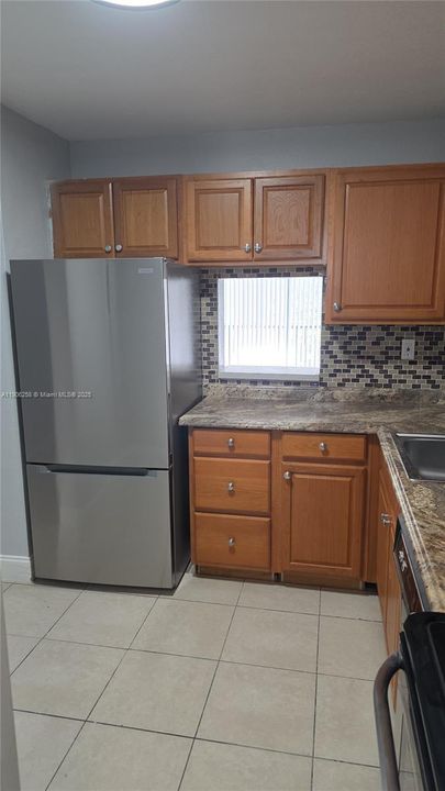 Active With Contract: $1,575 (1 beds, 1 baths, 750 Square Feet)