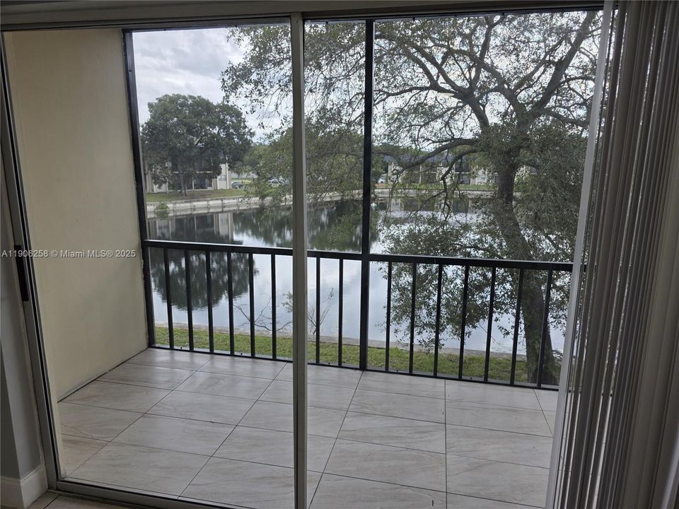 Active With Contract: $1,575 (1 beds, 1 baths, 750 Square Feet)