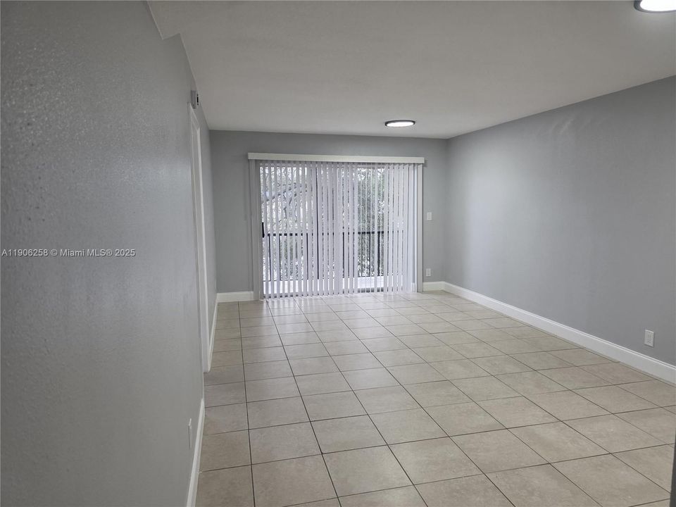 Active With Contract: $1,575 (1 beds, 1 baths, 750 Square Feet)