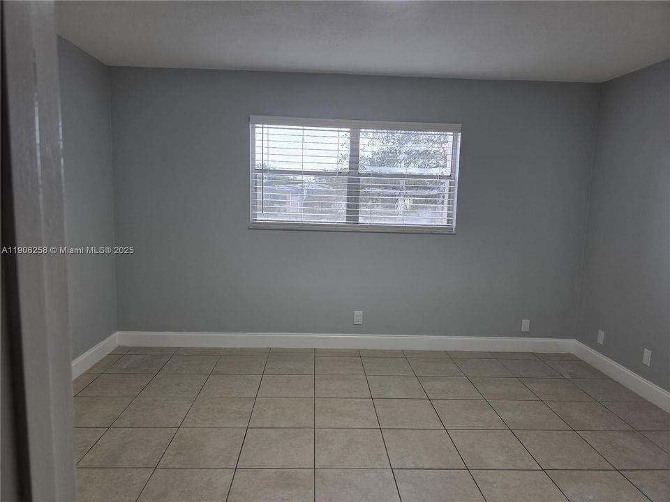 Active With Contract: $1,575 (1 beds, 1 baths, 750 Square Feet)
