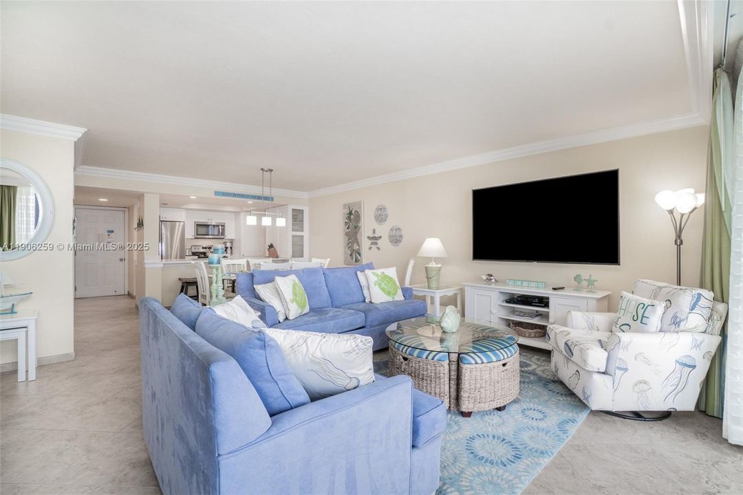 For Sale: $649,000 (2 beds, 2 baths, 1108 Square Feet)