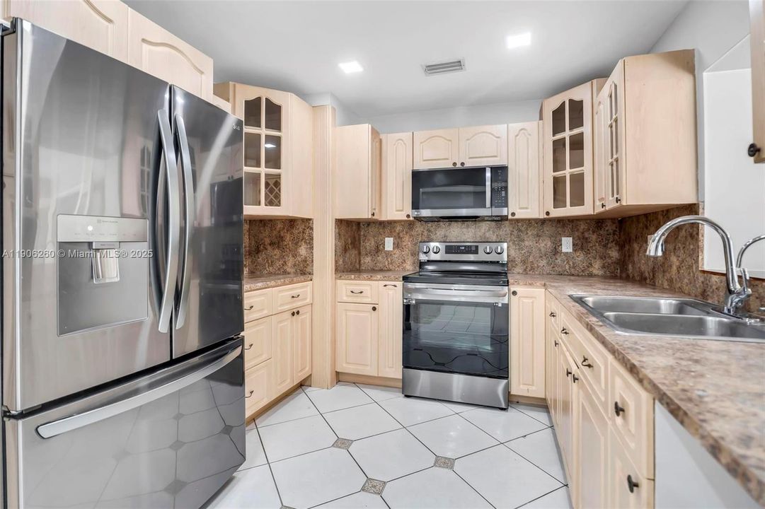 En Venta: $600,000 (4 camas, 3 baños, 2341 Pies cuadrados)