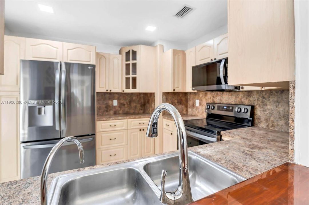 En Venta: $600,000 (4 camas, 3 baños, 2341 Pies cuadrados)