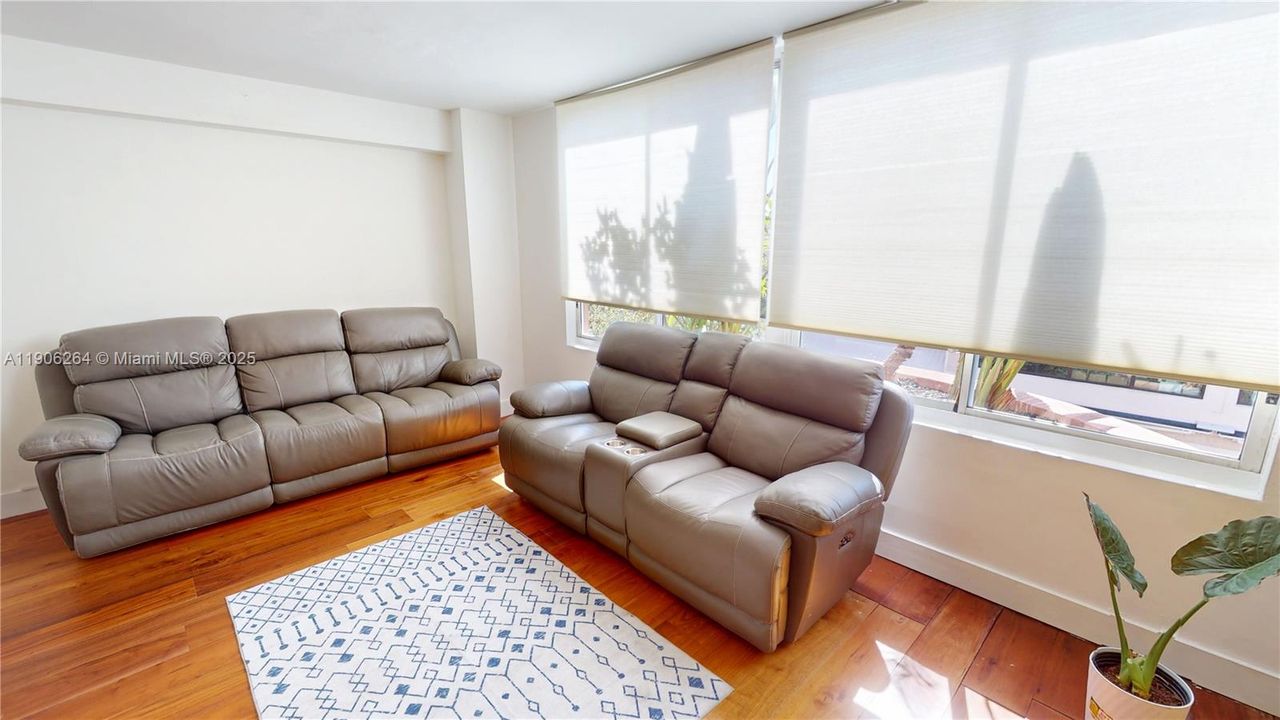 Active With Contract: $3,500 (2 beds, 1 baths, 810 Square Feet)