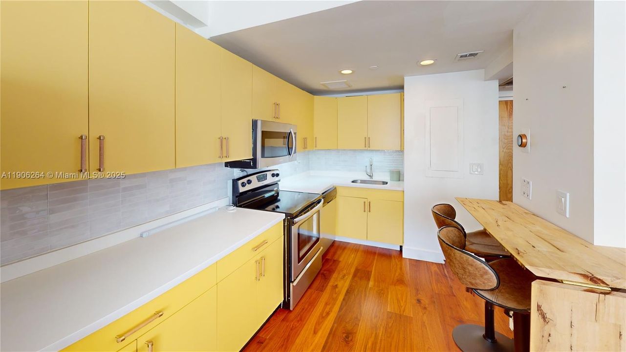 Active With Contract: $3,500 (2 beds, 1 baths, 810 Square Feet)