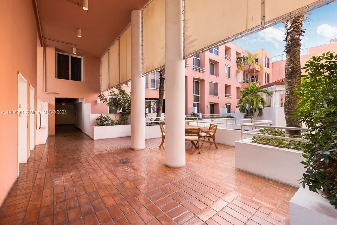 Active With Contract: $3,500 (2 beds, 1 baths, 810 Square Feet)