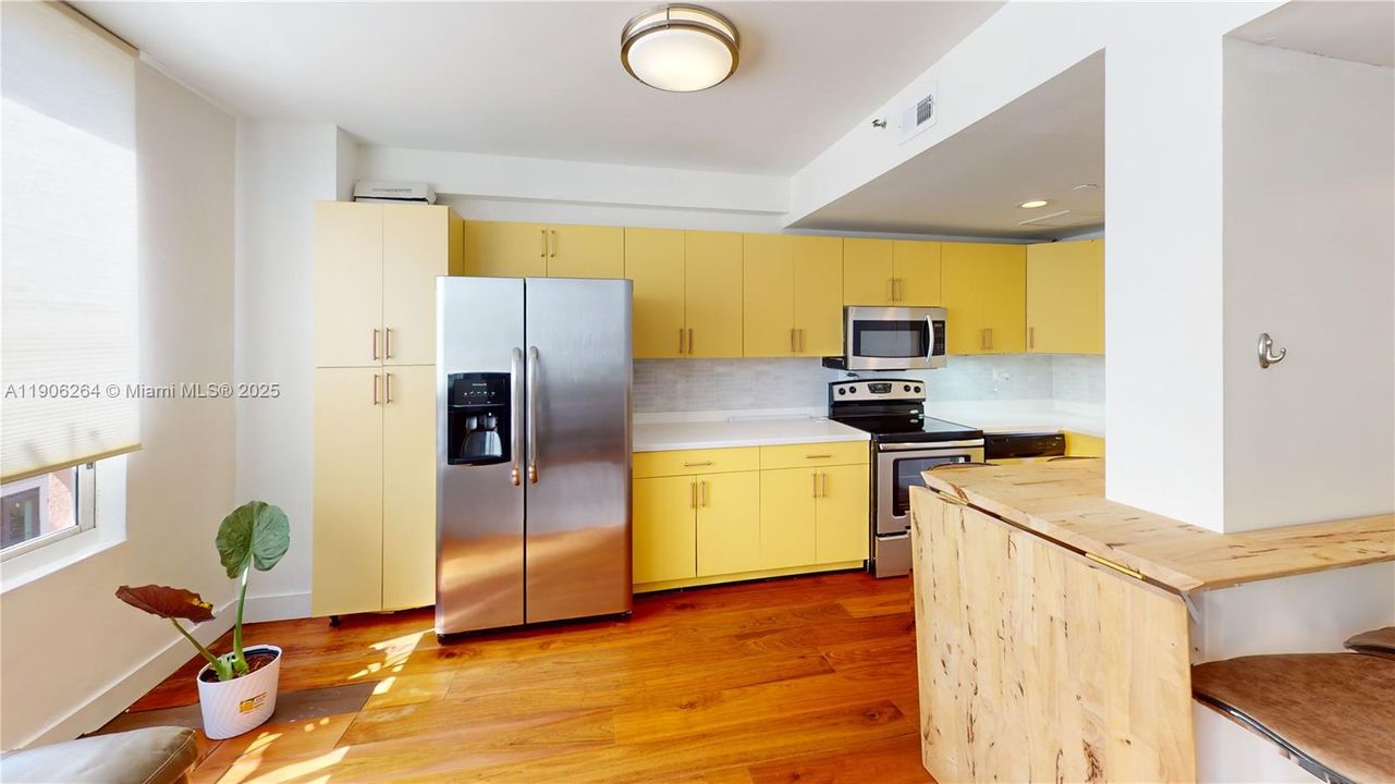 Active With Contract: $3,500 (2 beds, 1 baths, 810 Square Feet)