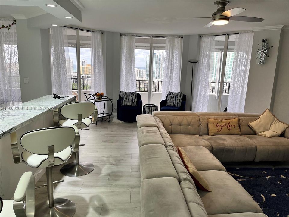 出租: $5,950 (2 贝兹, 2 浴室, 1677 平方英尺)