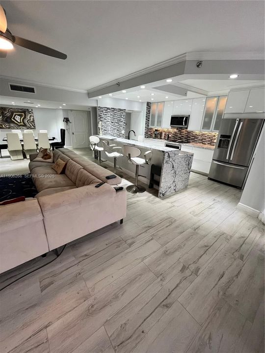 出租: $5,950 (2 贝兹, 2 浴室, 1677 平方英尺)