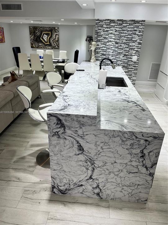 出租: $5,950 (2 贝兹, 2 浴室, 1677 平方英尺)