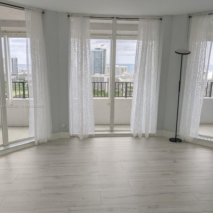 出租: $5,950 (2 贝兹, 2 浴室, 1677 平方英尺)