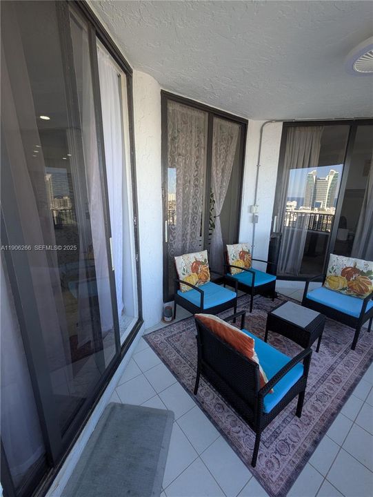 出租: $5,950 (2 贝兹, 2 浴室, 1677 平方英尺)