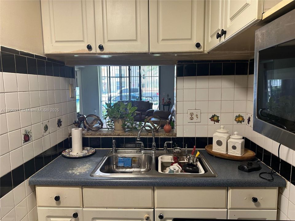 待售: $224,900 (1 贝兹, 1 浴室, 758 平方英尺)