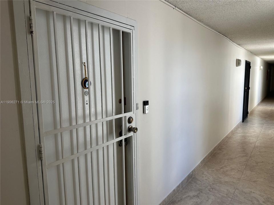 待售: $224,900 (1 贝兹, 1 浴室, 758 平方英尺)