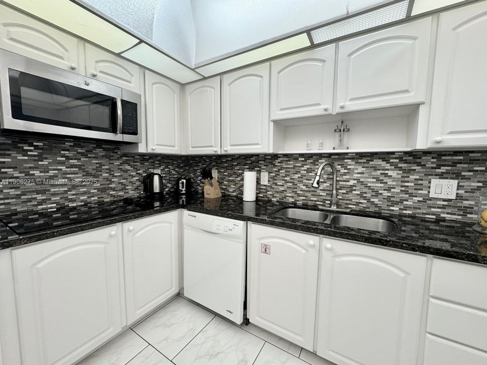 待售: $430,000 (1 贝兹, 1 浴室, 874 平方英尺)